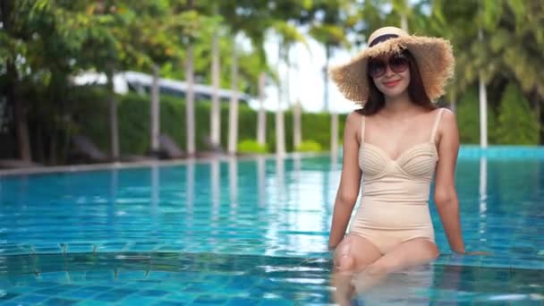 Metraje Hermosa Mujer Asiática Relajándose Piscina Hotel — Vídeo de stock