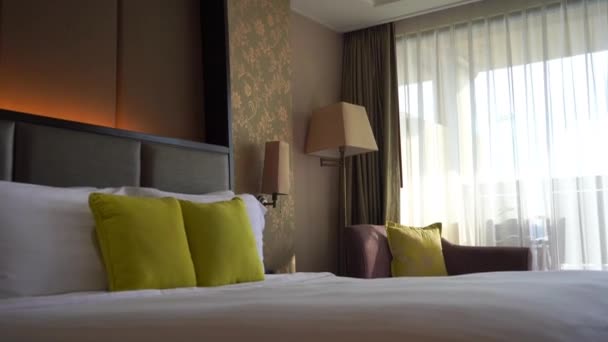 Filmaufnahmen Vom Luxuriösen Interieur Des Hotelzimmers — Stockvideo