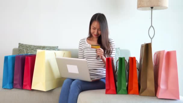 Imagens Bela Mulher Asiática Trabalhando Com Laptop Casa — Vídeo de Stock