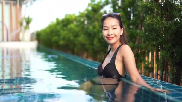 Metraje Hermosa Mujer Asiática Relajándose Piscina Hotel — Vídeo de stock