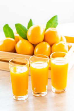 Taze portakal suyu içecek şişe cam için