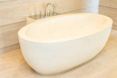 Güzel lüks zerafet beyaz küvet ve su musluk süslemek