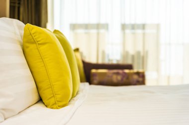 Yastık ve battaniye yatağın üzerinde, içinde lamba süslemesi var.