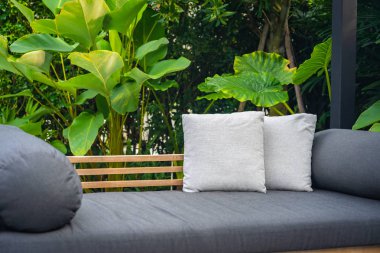 Kanepe sandalyede rahat yastık