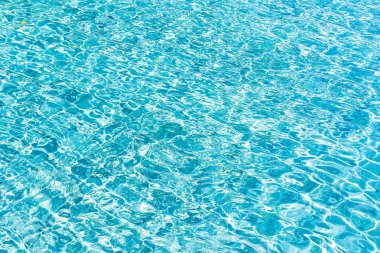 Soyut ve yüzey havuzu suyu, güneş ışığının geri çekilmesiyle yansır