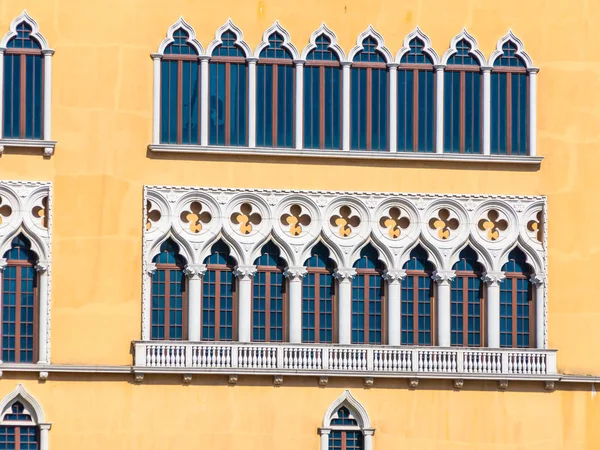 Nádherná architektonická budova s exteriérem oken v Itálii St — Stock fotografie