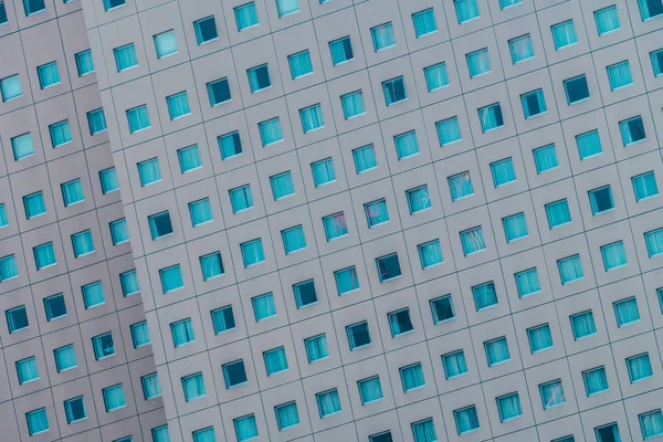 Beau bâtiment extérieur avec des textures de motif de fenêtre en verre — Photo