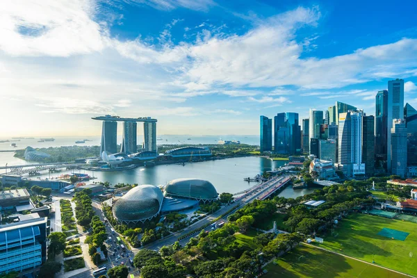 Beau bâtiment d'architecture extérieur paysage urbain à Singapour — Photo