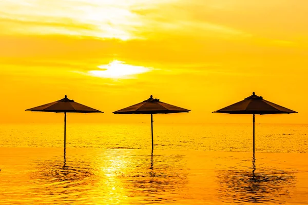 Sonnenschirm und Liegestuhl rund um Schwimmbad Neary Meer Ozean Strand bei — Stockfoto