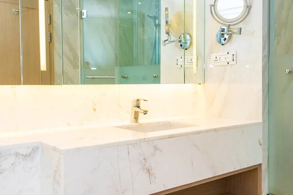 Agua del grifo y decoración del fregadero en el interior del baño — Foto de Stock