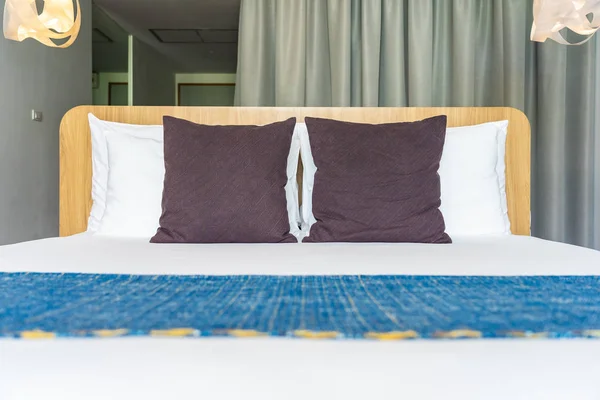 Біла подушка на інтер'єрі ліжка — стокове фото