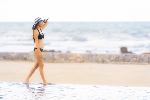 Portrait beautiful young asian woman wear bikini around swimming — Stock Photo, Image