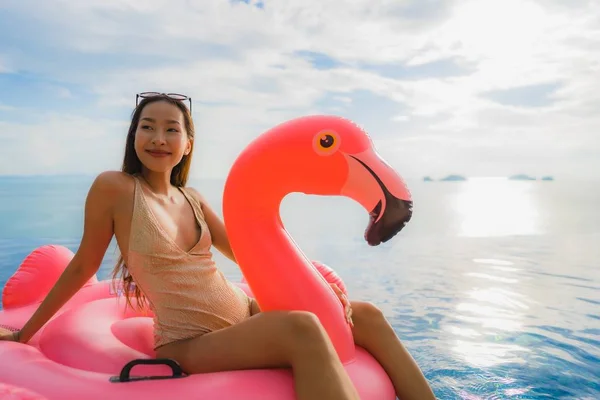 Retrato joven asiática mujer en inflable float flamingo alrededor o —  Fotos de Stock