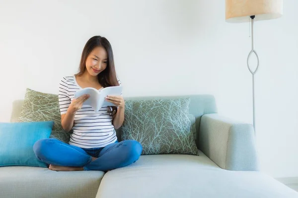 Ritratto belle giovani donne asiatiche leggere libro con caffè cu — Foto Stock