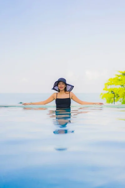 Retrato bonito jovem asiático mulheres feliz sorriso relaxar ao ar livre s — Fotografia de Stock