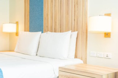 Hafif lamba ile yatak dekorasyonbeyaz rahat yastık