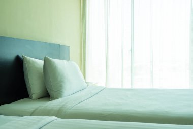 Yastık ve battaniye yatağın üzerinde, içinde lamba süslemesi var.