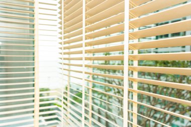 Pencerenin iç dekorasyonunu köreltir