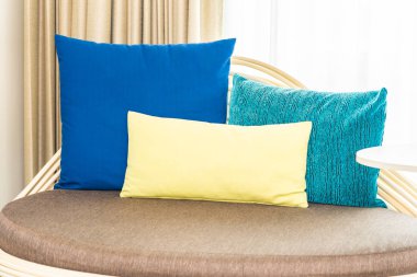 Koltuğun iç tarafında yastık var.