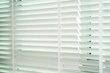 Pencerenin iç dekorasyonunu köreltir