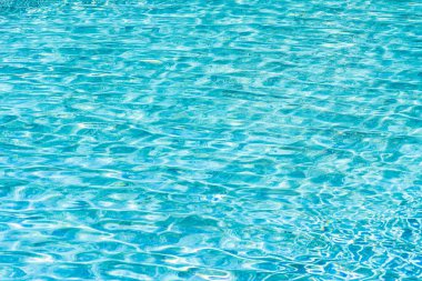 Soyut ve yüzey havuzu suyu, güneş ışığının geri çekilmesiyle yansır