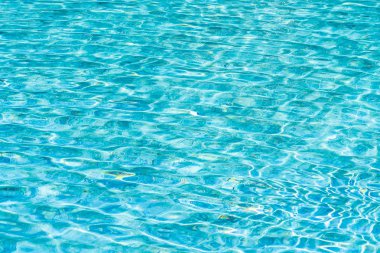 Soyut ve yüzey havuzu suyu, güneş ışığının geri çekilmesiyle yansır