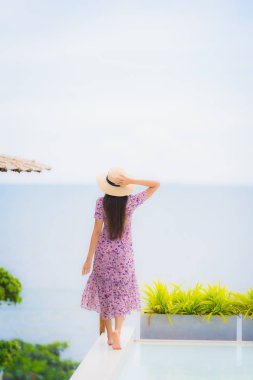 Portre güzel genç Asya kadın seyir içinde deniz okyanus ile h