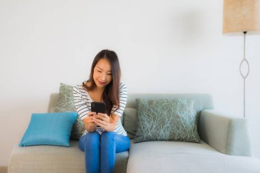 Güzel bir Asyalı kadın portresi. Cep telefonu kullanıyor ya da konuşuyor.