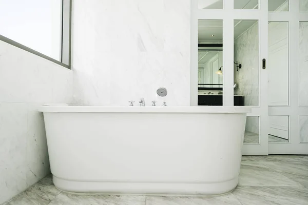 Bela decoração de banheira branca de luxo no interior do banheiro — Fotografia de Stock
