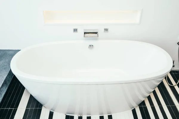 Красива розкішна біла ванна прикраса інтер'єру ванної — стокове фото