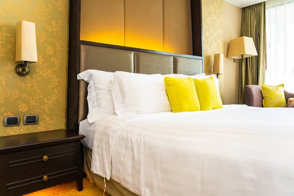 Almohada y manta en la cama con lámpara de luz decoración interior — Foto de Stock