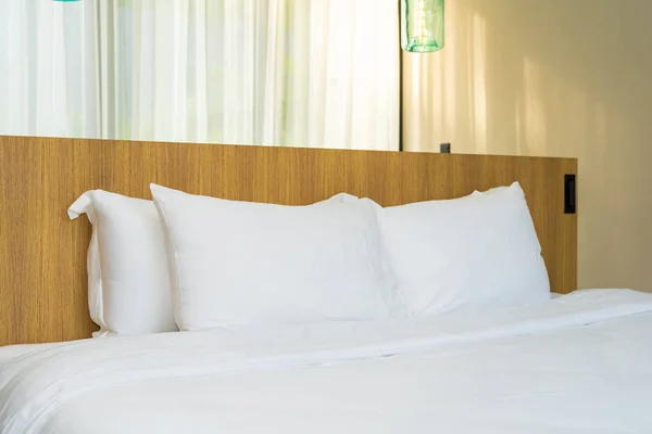 Białą poduszkę na łóżko dekoracja wnętrz — Zdjęcie stockowe