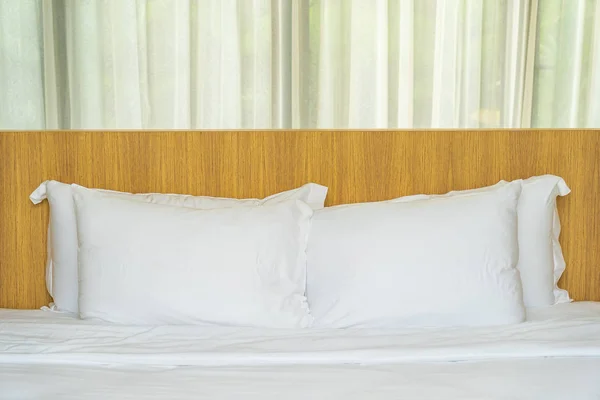 Almohada blanca en la cama decoración interior — Foto de Stock
