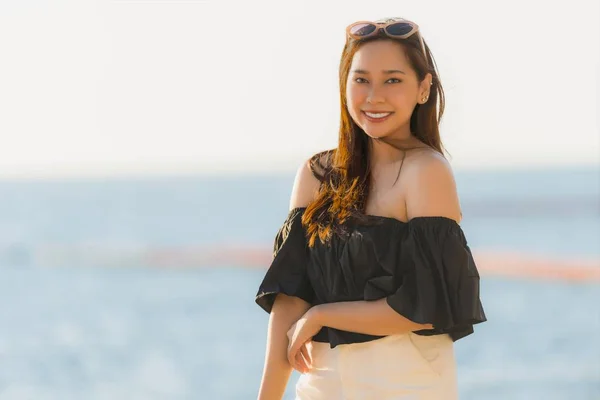 Retrato hermosa joven asiática mujer feliz y sonrisa en la playa — Foto de Stock