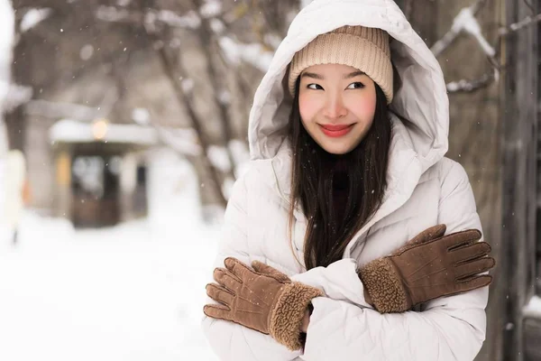 Vacker ung asiatisk kvinna ler glad för resa i snö win — Stockfoto