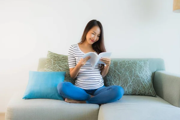 Retrato hermosa joven asiático mujeres leyendo libro con café cu — Foto de Stock