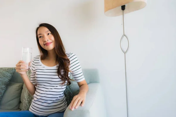 Retrato hermosa joven asiático mujeres sosteniendo beber agua vaso o — Foto de Stock