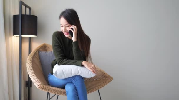 Material Archivo Hermosa Mujer Asiática Hablando Por Teléfono Casa — Vídeos de Stock