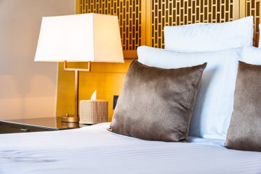 Yatak ve battaniye üzerinde güzel lüks rahat beyaz yastık Dec