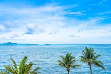 Beyaz bulut ile güzel panoramik manzara veya deniz manzarası okyanus