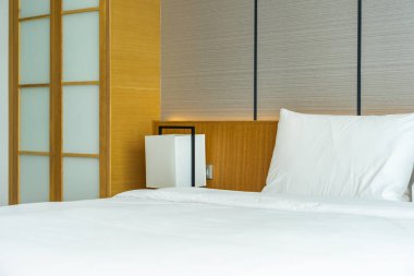 Güzel lüks rahat beyaz yastık ve battaniye yatakta