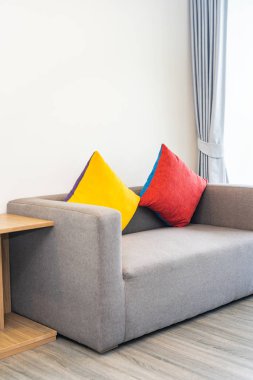 Koltuğun iç tarafında yastık var.