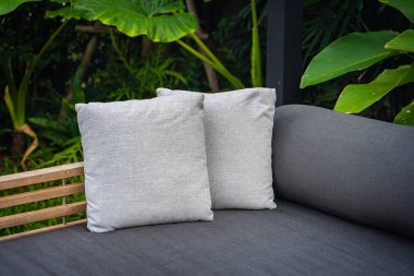 Kanepe sandalyede rahat yastık