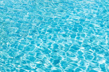 Soyut ve yüzey havuzu suyu, güneş ışığının geri çekilmesiyle yansır