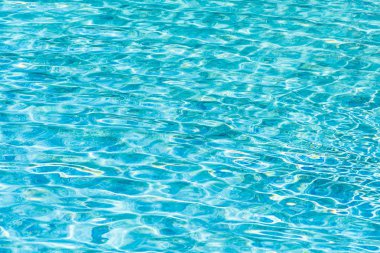 Soyut ve yüzey havuzu suyu, güneş ışığının geri çekilmesiyle yansır