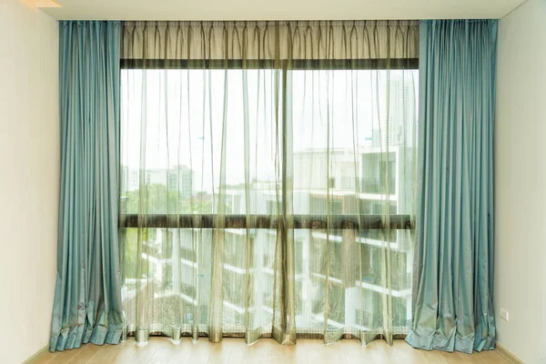 Bela janela e cortina decoração interior — Fotografia de Stock