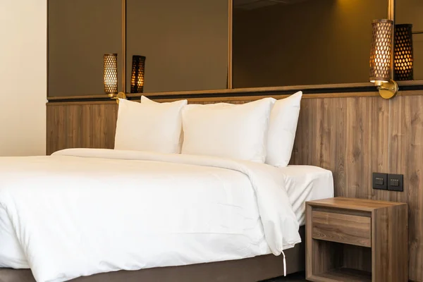 Polštář a přikrývka na posteli se světelnou výzdobou interiéru — Stock fotografie