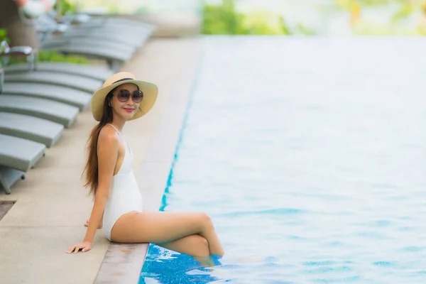 Retrato jovem asiático mulher feliz sorriso relaxar ao redor natação poo — Fotografia de Stock