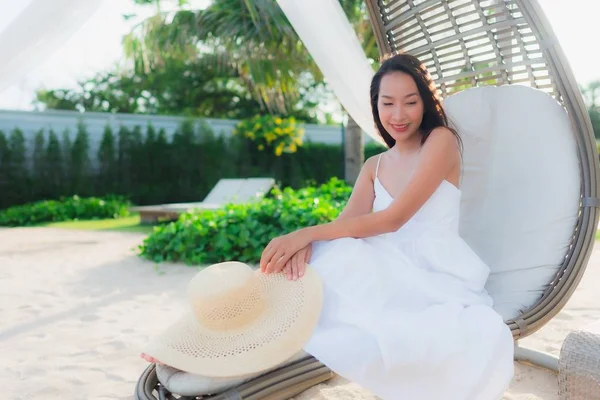 초상화 아름 다운 아시아 여자 주위에 해변 바다 바다 와 행복 — 스톡 사진