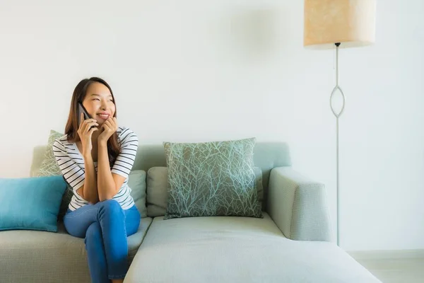 Retrato hermosa joven asiática mujer usando o hablando móvil pho — Foto de Stock